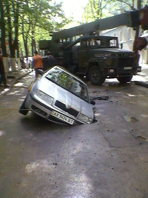В Харькове Skoda Octavia “нырнула” под землю