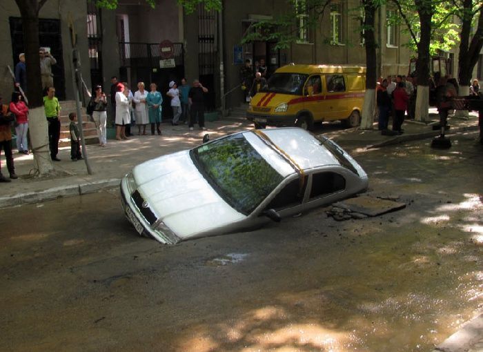 В Харькове Skoda Octavia “нырнула” под землю