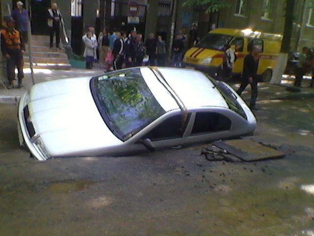В Харькове Skoda Octavia “нырнула” под землю