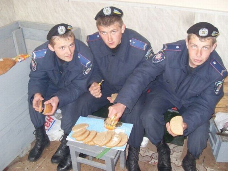 Альйо, милицианерская?!  Украинская милиция изнутри. Фото