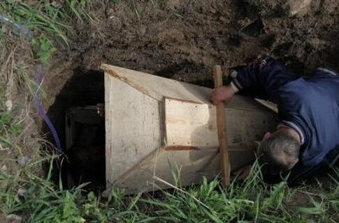 Донецкий пенсионер похоронил себя заживо