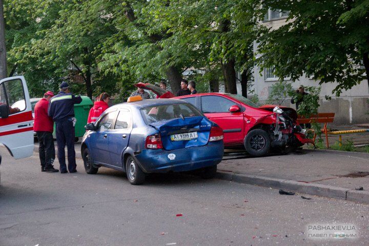Ужасное ДТП: Hyundai Getz протаранил две машины и такси с женщиной и ребенком. ВИДЕО