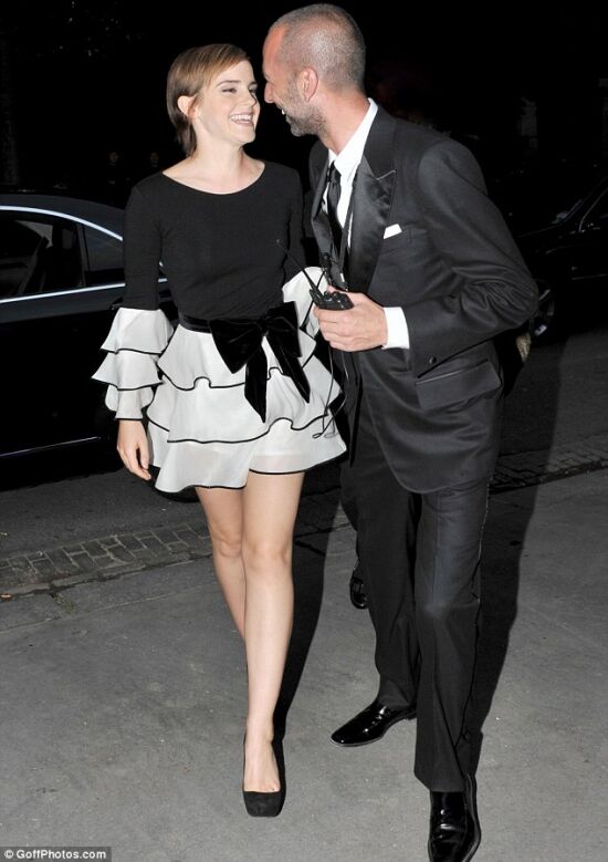 Увесистые ножки Эммы Уотсон в детском платье