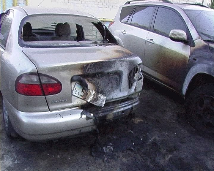 В Деснянском районе вновь горели машины