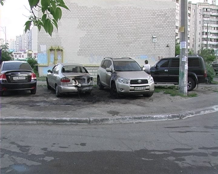 В Деснянском районе вновь горели машины