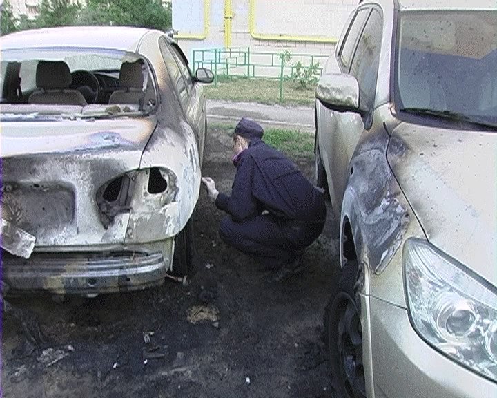 В Деснянском районе вновь горели машины