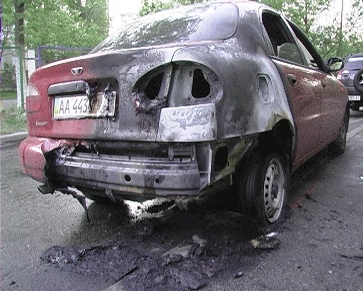 В Деснянском районе вновь горели машины