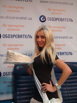 Самая красивая умница страны съела свою корону. Фото