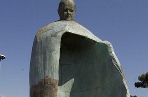 Ватикан сравнил скульптуру Иоанна Павла II c Муссолини