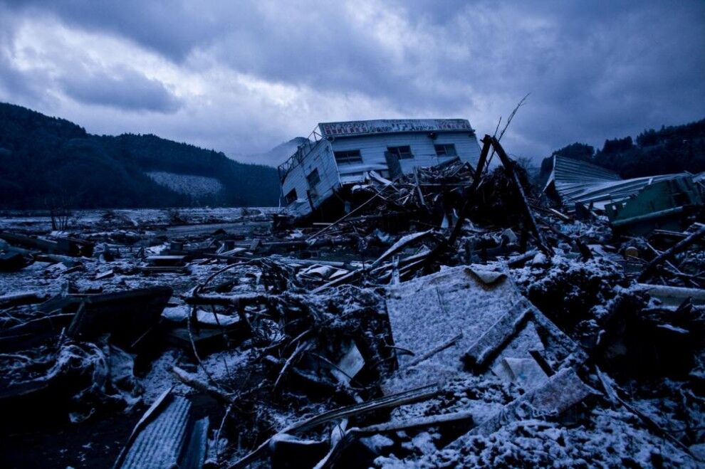 7. Снег на руинах города Рикузентаката. (Shiho Fukada)