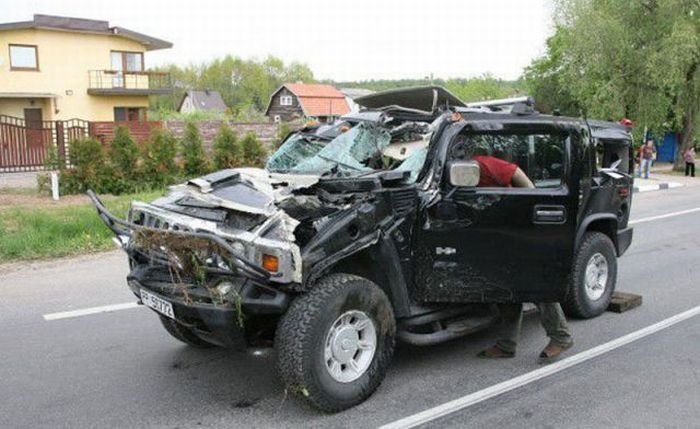 ДТП в Литве: пьяная дама разбила Hummer H2