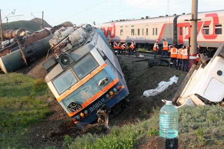 У Росії на переїзді з рейок зійшли два поїзди - пасажирський і товарний