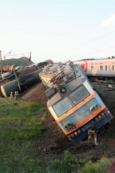 В России на переезде с рельсов сошли два поезда - пассажирский и товарный