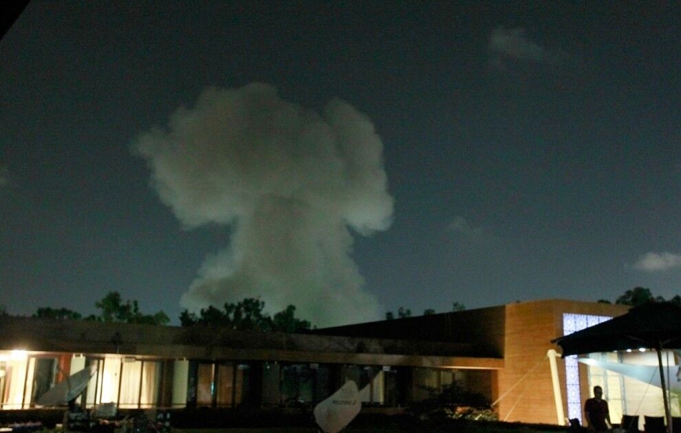 7. Столб дыма над зданиями в Триполи. Две серии сильных взрывов, из-за которых в центре города затряслись окна, сотрясали столицу 10 минут. (Reuters/Louafi Larbi)