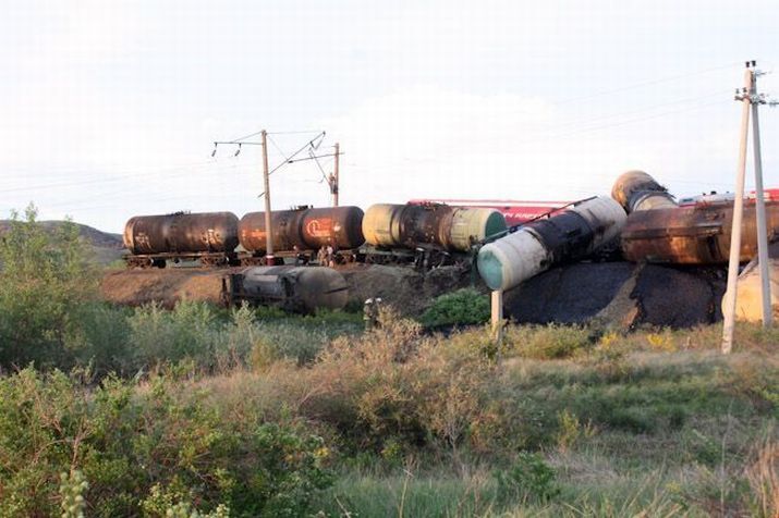 У Росії на переїзді з рейок зійшли два поїзди - пасажирський і товарний