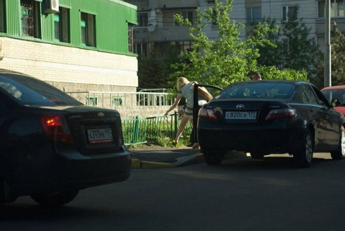 Перепутав педали, девушка на Toyota Camry снесла металлический забор 