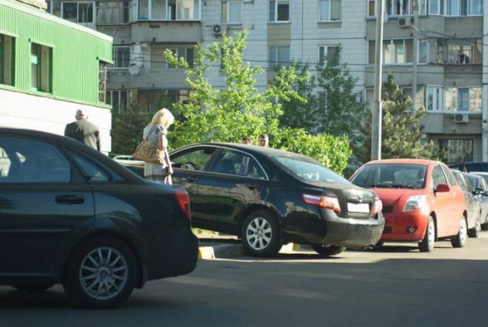 Перепутав педали, девушка на Toyota Camry снесла металлический забор 