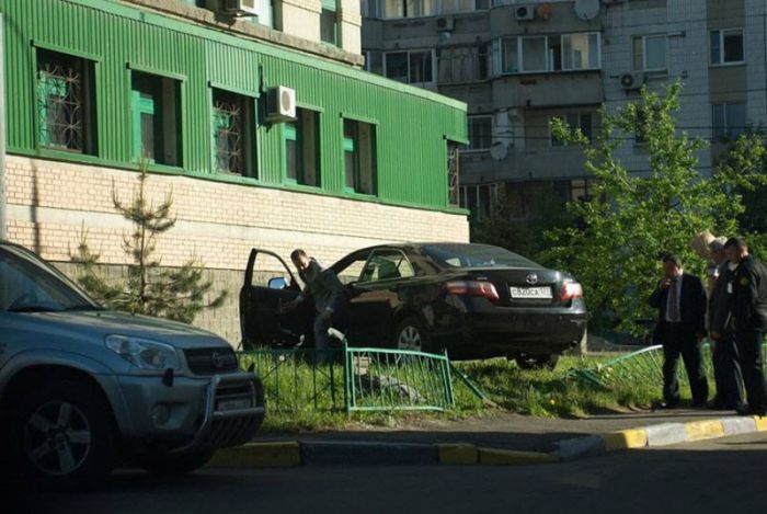 Перепутав педали, девушка на Toyota Camry снесла металлический забор 