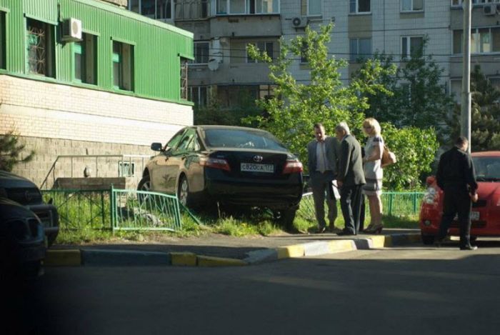 Перепутав педали, девушка на Toyota Camry снесла металлический забор 