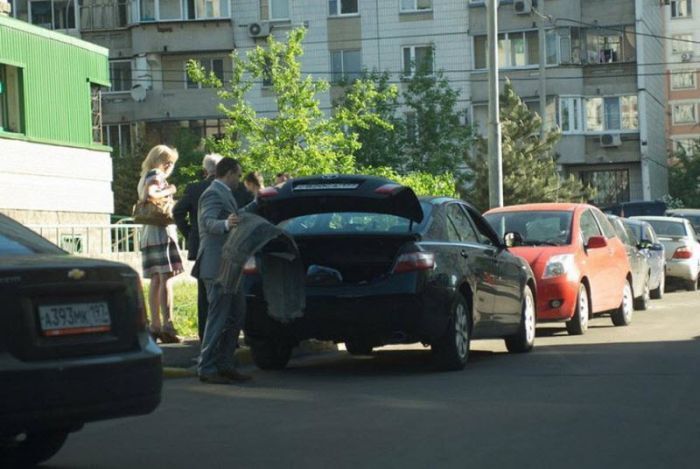 Перепутав педали, девушка на Toyota Camry снесла металлический забор 