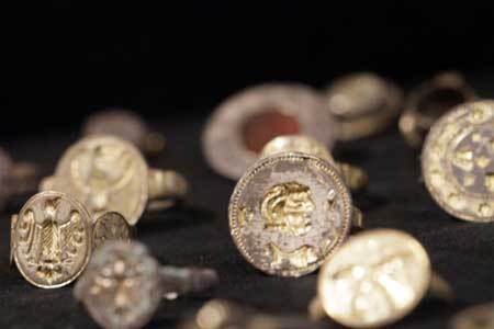 Австриец выкопал сундук наполненный золотом и серебром. Фото