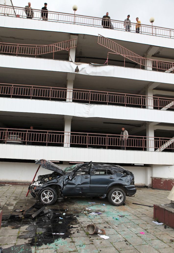 Женщина-водитель Mercedes, упавшего с 5 этажа паркинга, ничего не помнит