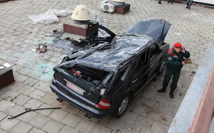 Женщина-водитель Mercedes, упавшего с 5 этажа паркинга, ничего не помнит