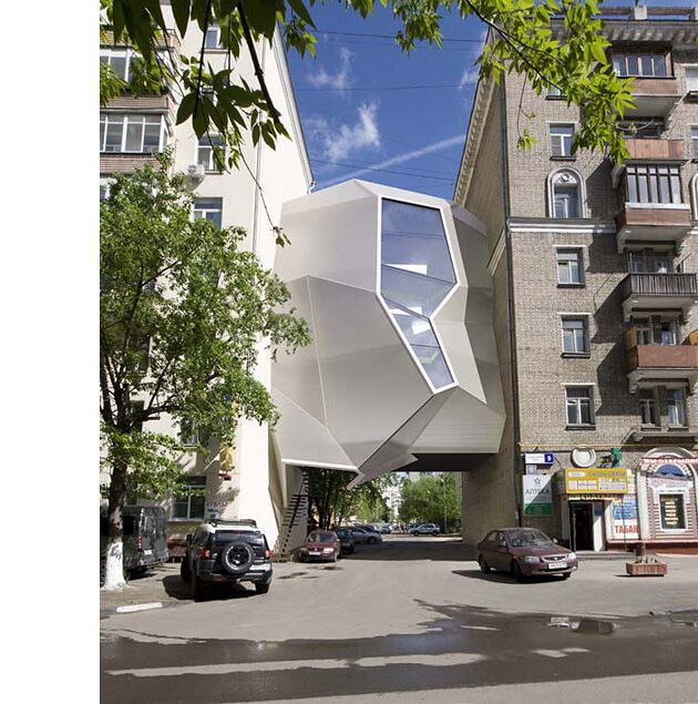 Офіс в підвішеному стані