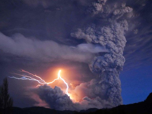 Вулкан в Чили опроверг прогнозы и намеренно мешает президентам и министрам