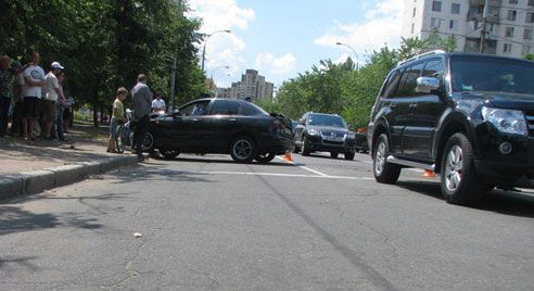 B Киеве водитель Daewoo устроил ДТП с милицейским УАЗ, Mazda и Mitsubishi