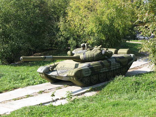 Експерти в жаху: гумові танки армії РФ здуває вітром. Фото, відео