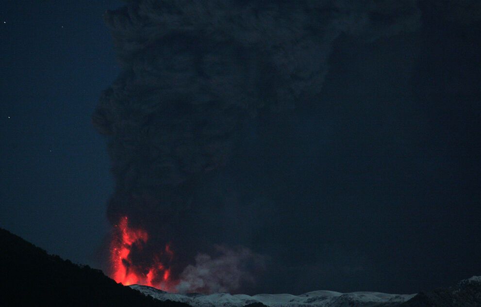 Вулканический пепел и дым
