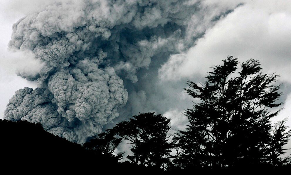Вулканічний попіл і дим