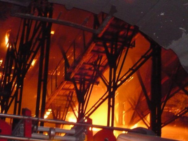 Пожар на Крещатике: на людей летели горячие обломки. Фото