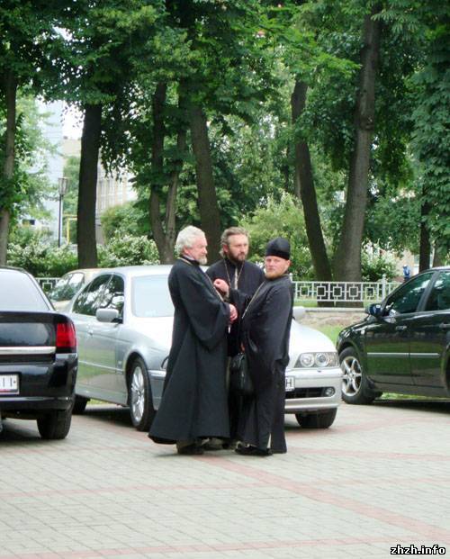 Новый епископ эффектно прикатил в Житомир на трех "Лексусах"