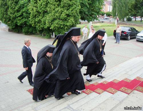 Новый епископ эффектно прикатил в Житомир на трех "Лексусах"