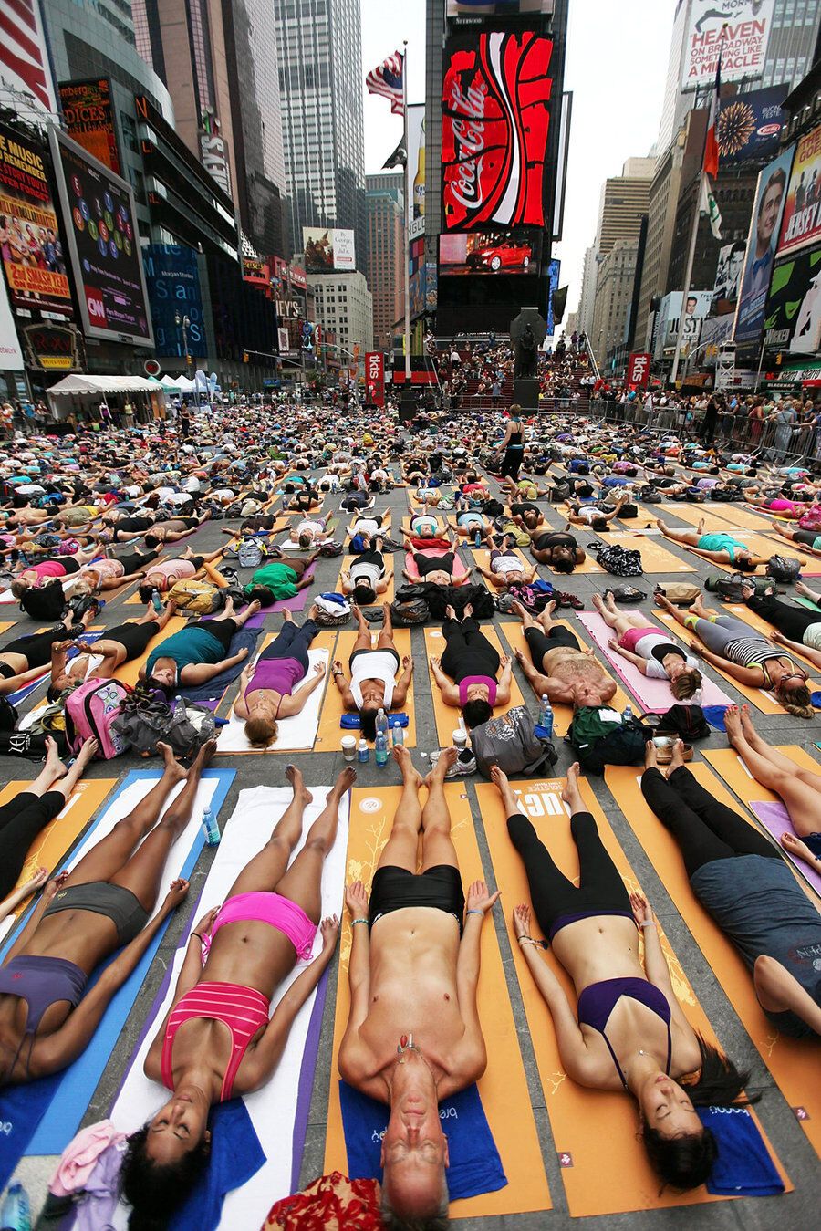 Массовая йога на Таймс-сквер 2011