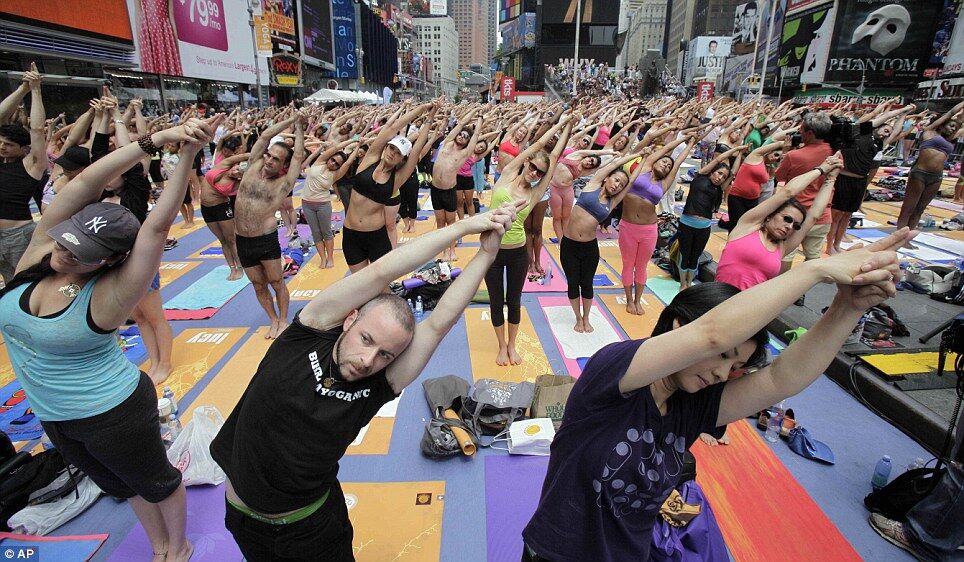 Массовая йога на Таймс-сквер 2011