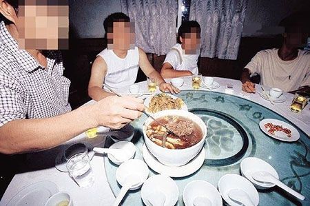 Народные обычаи: в Китае широко распространена практика поедания человеческих эмбрионов и младенцев