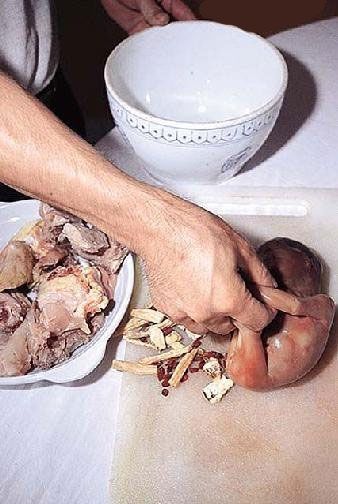 Народные обычаи: в Китае широко распространена практика поедания человеческих эмбрионов и младенцев