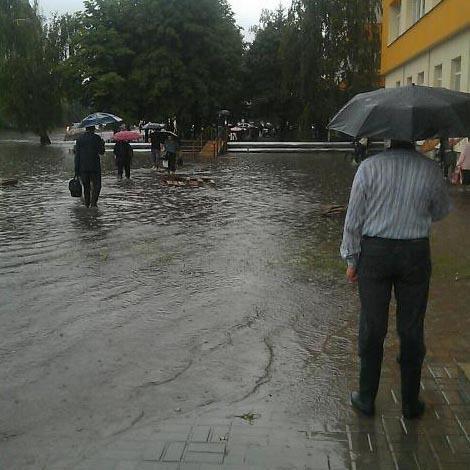 Вулиці Черкас перетворилися на річки. Фото