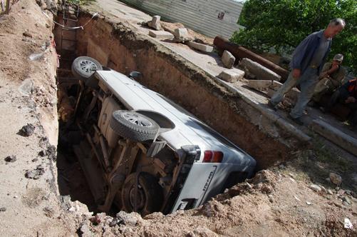 ДТП в Крыму: автобус с пассажирами провалился в котлован. Фото