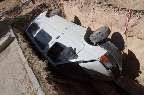 ДТП в Крыму: автобус с пассажирами провалился в котлован. Фото