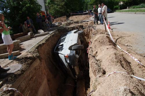 ДТП в Крыму: автобус с пассажирами провалился в котлован. Фото