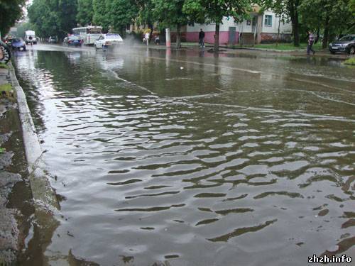 Сильный ливень превратил улицы Житомира в реки