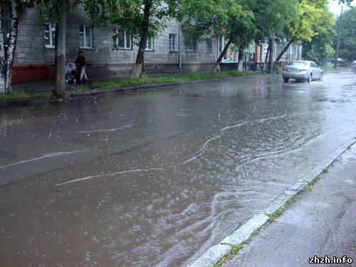 Сильна злива перетворила вулиці Житомира на річки
