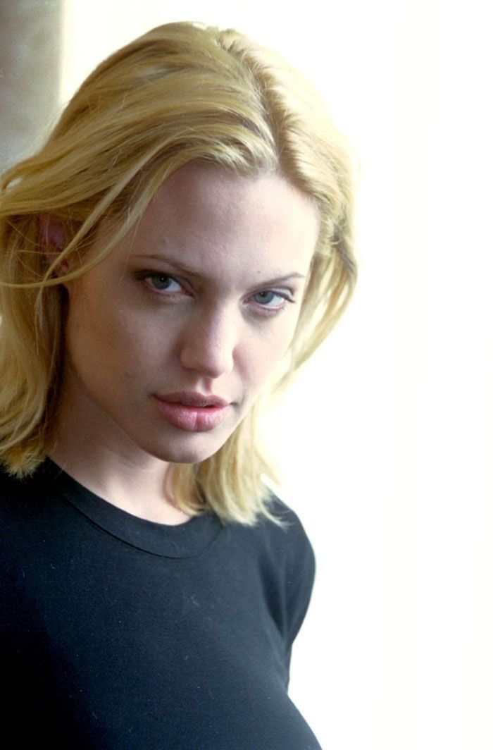 Потасканная блондинка Анджелина Джоли