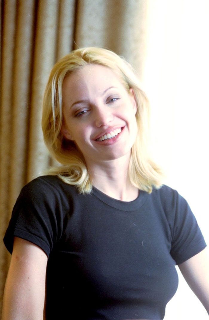 Потасканная блондинка Анджелина Джоли