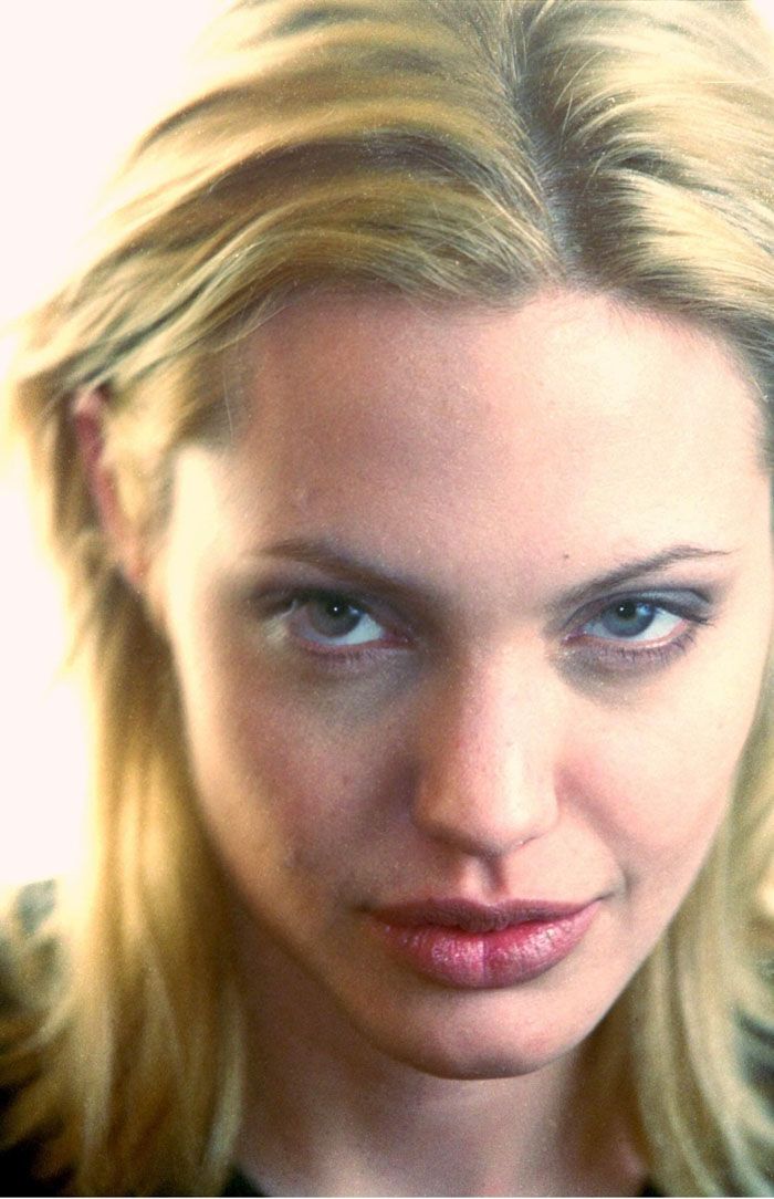 Потасканная блондинка Анджелина Джоли