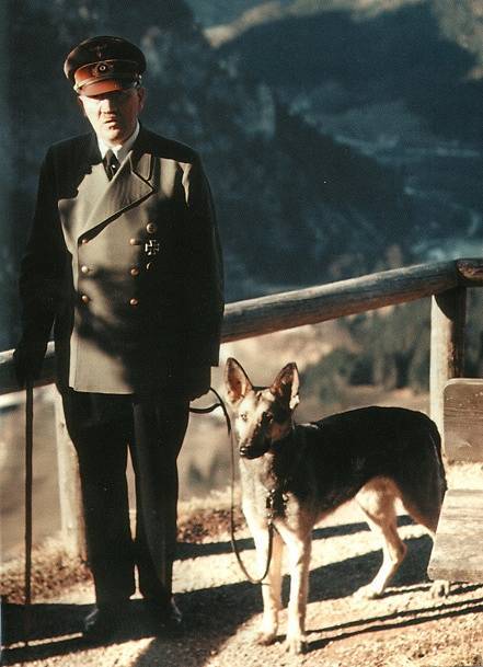 Гитлер планировал выиграть войну с помощью говорящих собак